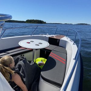 Runt bord med drickhållare