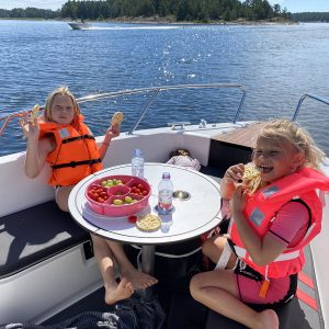Runt bord med drickhållare